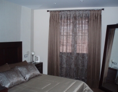 Dormitorio moderno instalación de cortinas en barra doble novadeco acero brillo.