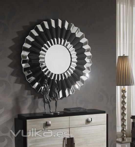 Espejo de diseño que combina dos colores, negro y plata. Lunas exteriores que forman un abanico.