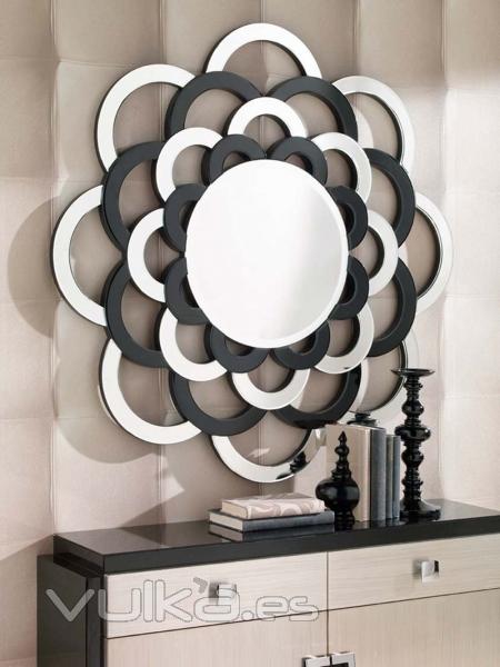 Espejo de diseo original que combina dos colores.Forma de las lunas exteriores de arcos.