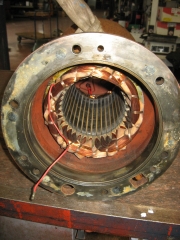 Vista del bobinado de un motor bomba de aguas residuales.