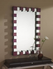Marco formado por prismas de espejos biselados, combinados con espejos en dos colores.