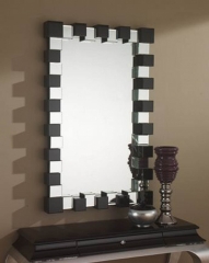 Marco formado por prismas de espejos biselados, combinados con espejos en dos colores