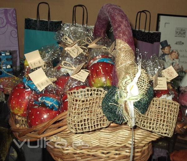 Cesta preparada con manzana de artesanía y una mermelada