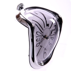 Reloj blando estilo dali derretido plateado