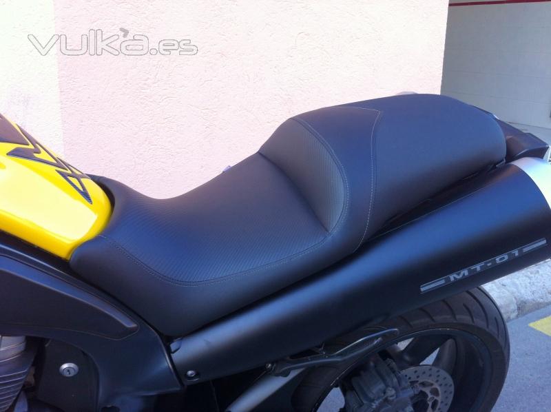 Asiento de Yamaha MT-01 tapizado y con tensor interior para marcar el respaldo