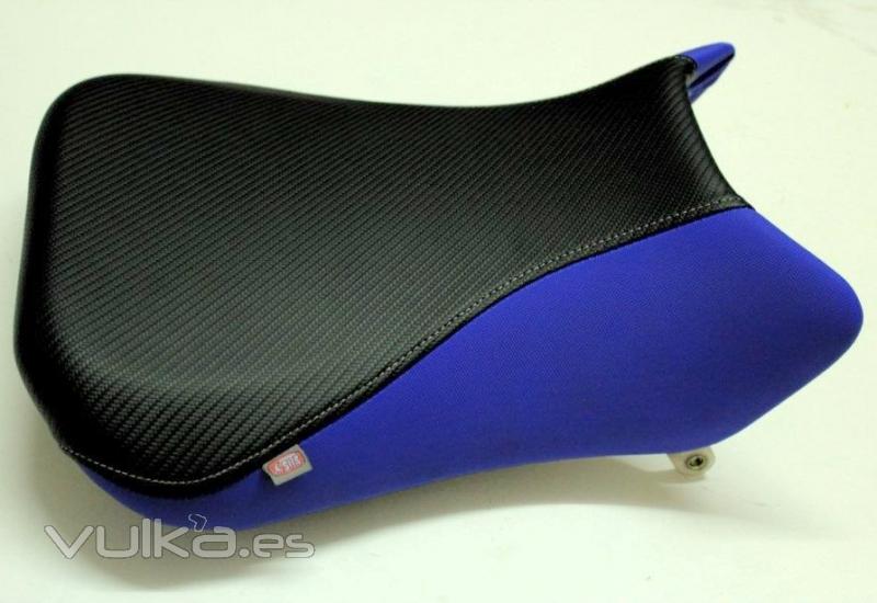 Asiento de moto tapizado con azul intenso y carbono negro en Tapicero.org