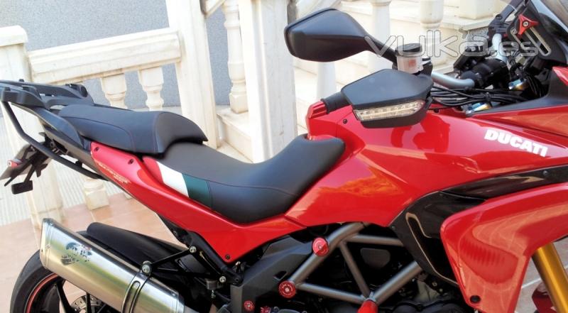 Asiento de Ducati Multistrada tapizado con bandera italiana en laterales.