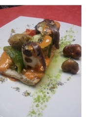 ESCALIBADA CON SALSA ROMESCO EN PAN DE CRISTAL