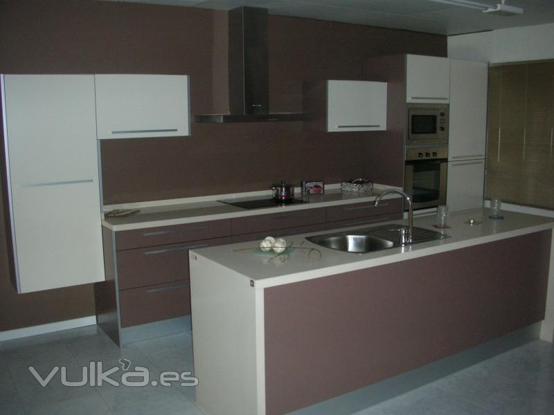 + muebles laminados exposicion + silestone haiku...2.600 EUR