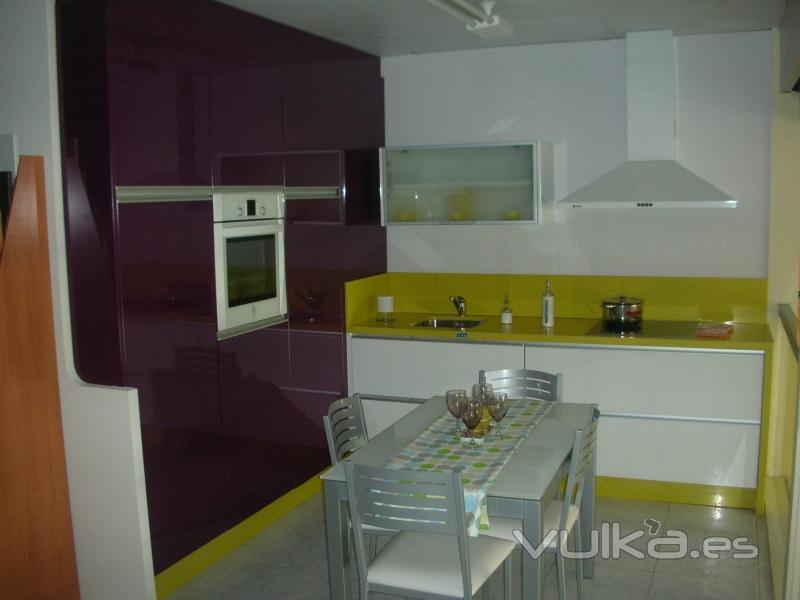 + muebles laminado alto brillo(exposicion)+silestone amarillo...1.737 EUR