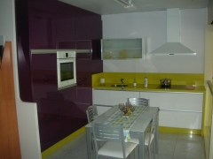 + muebles laminado alto brillo(exposicion)+silestone amarillo...1.737 eur