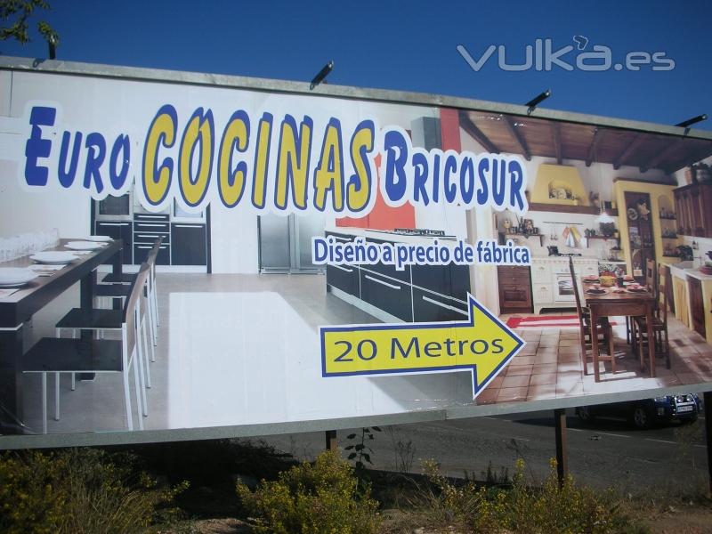 cartel eurococinas bricosur, junto a fabrica