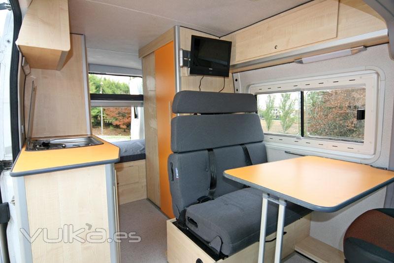 Ducato. Asiento trasero 2 plazas, mesa montada