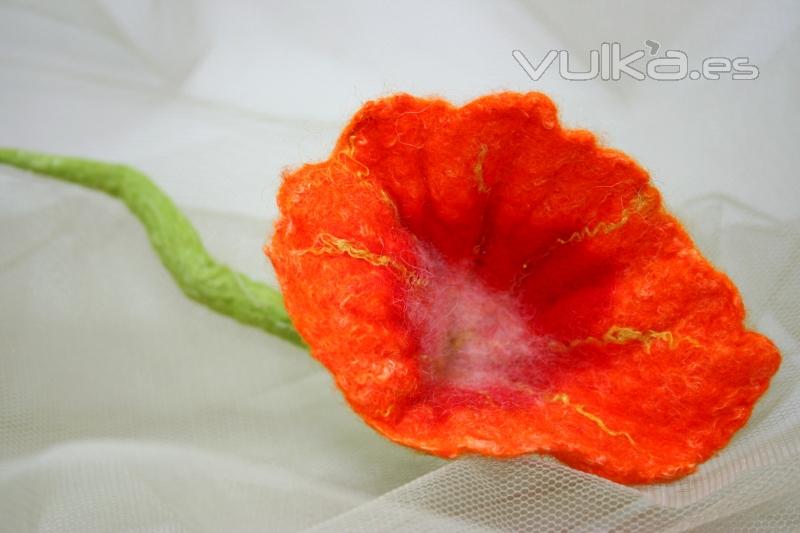 Broche de fieltro artesanal en forma de cala, color naranja