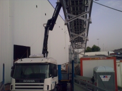 Camion grua descargando lineas de despece en mercamadrid