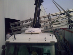 Camion grua descargando lineas de despece en mercamadrid
