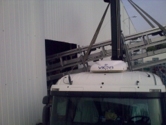 Camion grua descargando lineas de despece en mercamadrid
