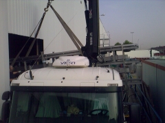 Camion grua descargando lineas de despece en mercamadrid
