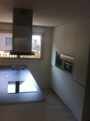 Cocina con columnas y zona de isla con sistema de gola
