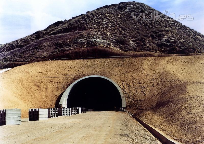 BOCA SUR DEL TUNEL DE ANCHUELO LAV MADRID-BARCELONA