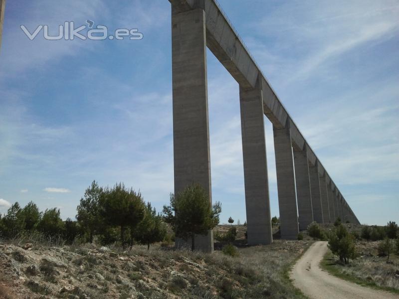 POR DEBAJO DEL ACUEDUCTO TAJO-SEGURA EN BELINCHON