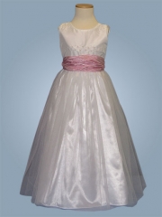 Vestido de comunion con detalle bordado a mano de rositas y perlitas en el pecho