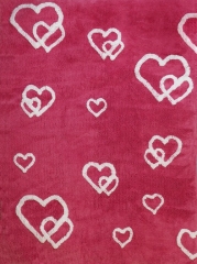 Alfombra infantil corazones magenta de algodon y apta para lavadora