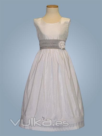 Sencillo y elegante vestido de comunin, con detalle de doblez en V en la espalda.