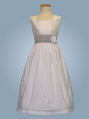 Sencillo y elegante vestido de comunin, con detalle de doblez en v en la espalda.