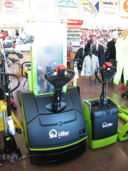 Apilador electronico lifter y a la derecha transpaleta electronica