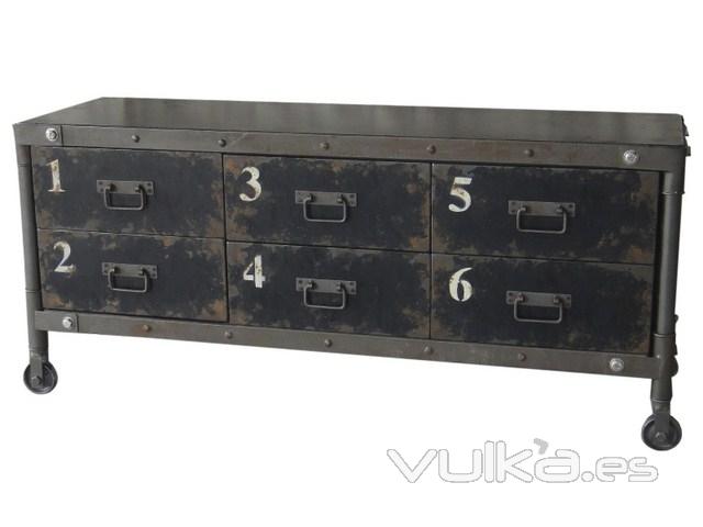 Mueble bajo con ruedas. Estilo industrial.