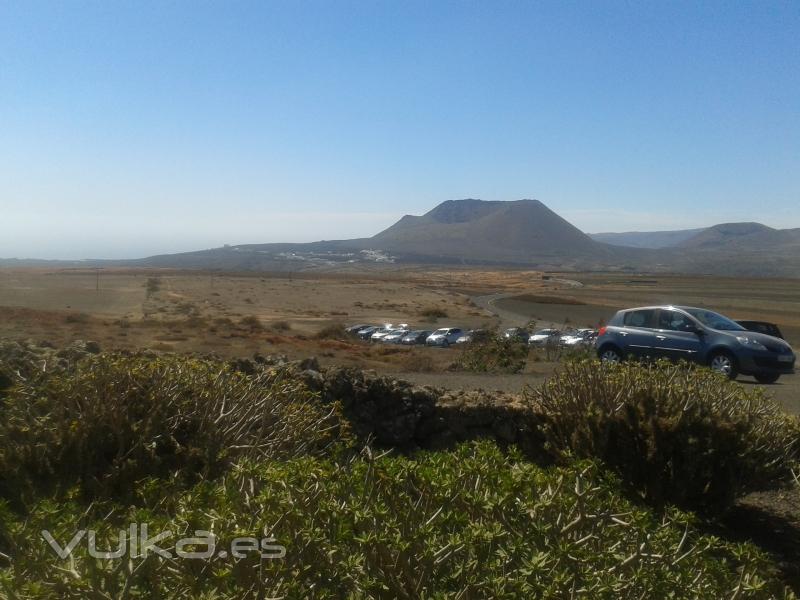 al fondo el VOLCN DE LA CORONA y el pueblo de YE, diciembre en Lanzarote.