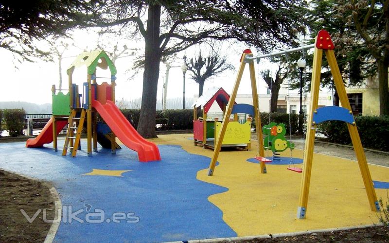 Parque infantil instalado en Alba de Tormes
