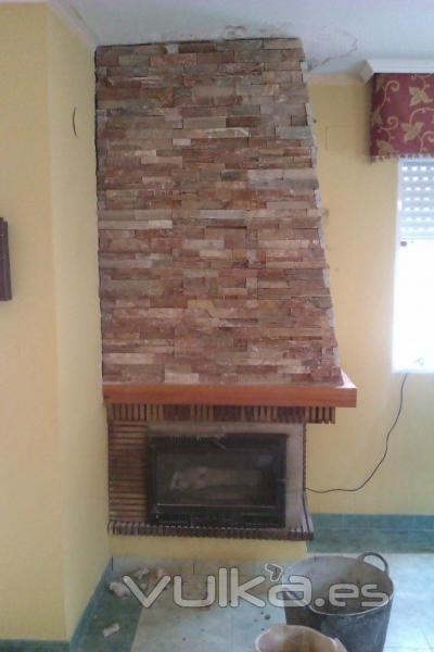 chimenea con piedras rusticas