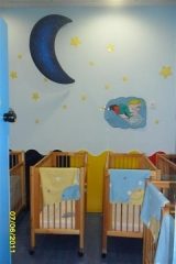 Sala de suenos independiente para bebes, con cunas de madra