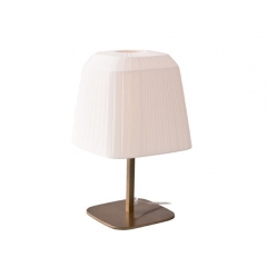 Lampara de sobremesa con estructura de hierro y pantalla de cintas, ribbon crema