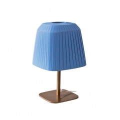 Lampara de sobremesa con estructura de hierro y pantalla de cintas, ribbon azul