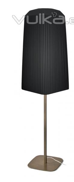 Lámpara de pie con estructura de hierro y pantalla alargada de cintas, Ribbon Negro.