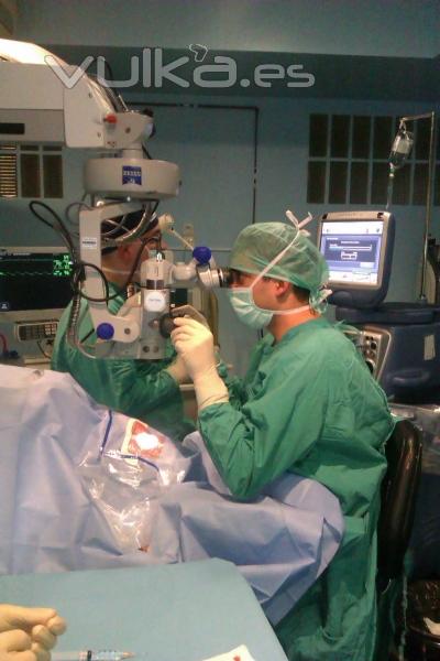 Dr. Jernimo Asencio realizando ciruga ocular