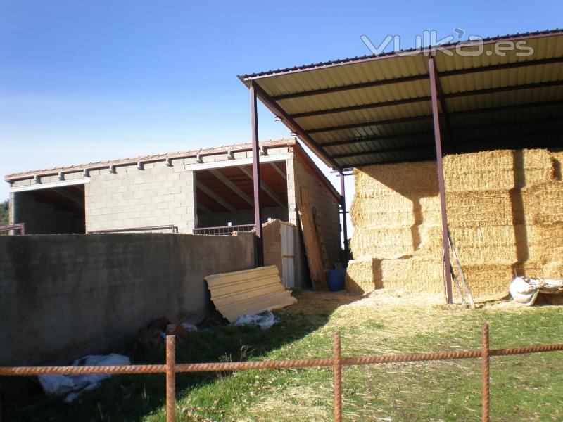 Naves para paja . Naves , estructuras y tejados en Salamanca.