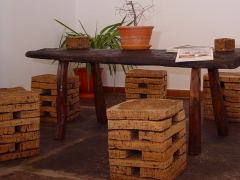 Detalle recepcion hotel rincon del abade - mesa rustica de madera
