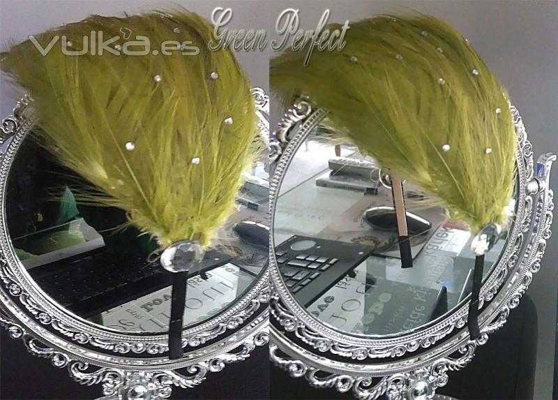 Diadema plumas con brillantitos verde