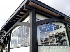 Detalle de pergola de madera tratada para exteriores con cerramiento de lona con zona transparente
