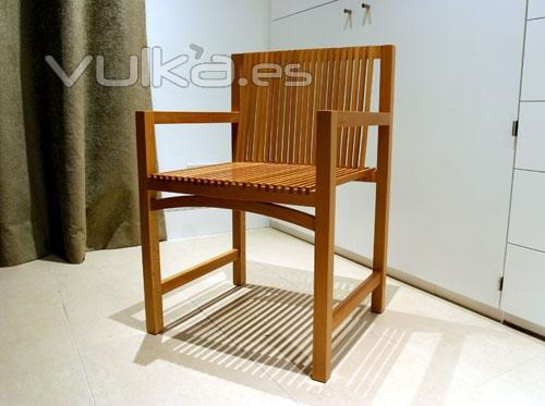 Silla diseada en tiras de madera