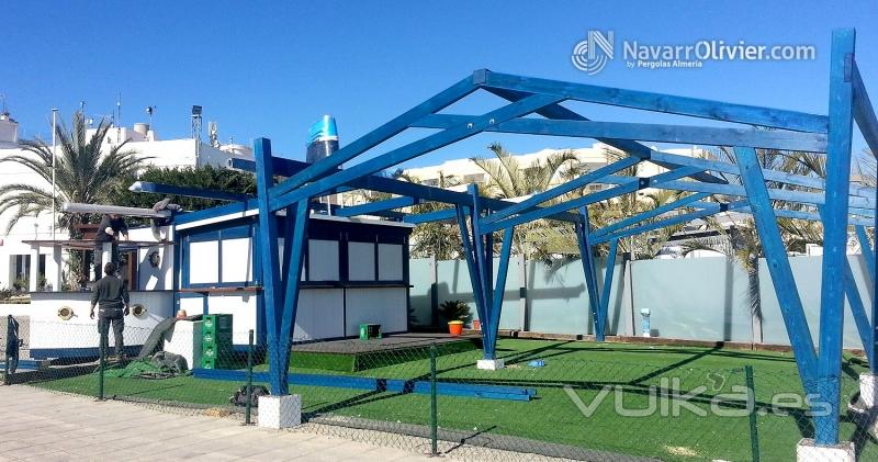 Montaje de chiringuito con terraza pergolada en blanco y azul. Puerto deportivo de Garrcha, Almera.