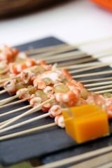 Brochetas de langostinos y aguacate
