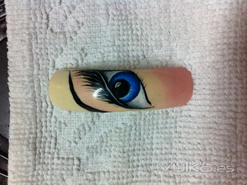 Nail art realizada a mano alzada