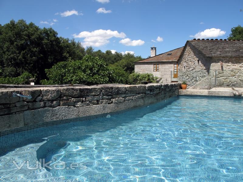 Piscina al lado del porche para el catering con los invitados de tu boda