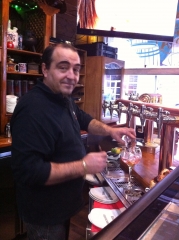 Fernando preparando un gintonic premium angelica