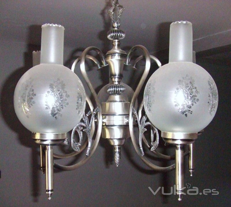Detalle: lámpara restaurada en plata vieja